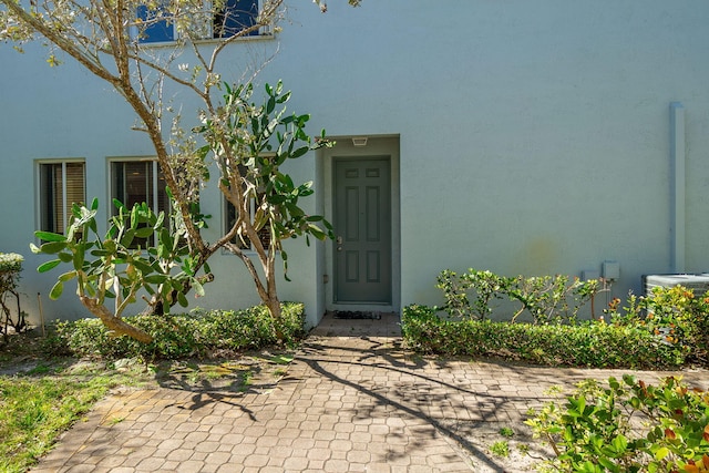 property entrance with stucco siding