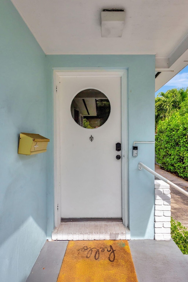 view of exterior entry with stucco siding