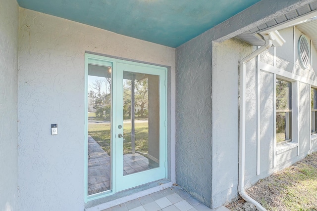 view of exterior entry featuring stucco siding