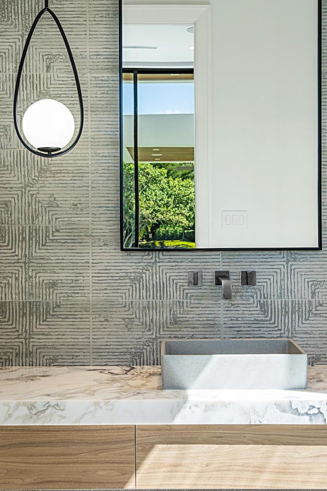 bathroom with backsplash