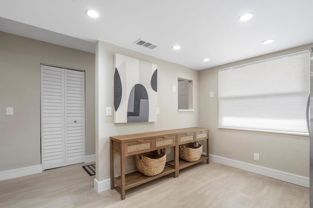 mudroom featuring baseboards, visible vents, wood finished floors, and recessed lighting