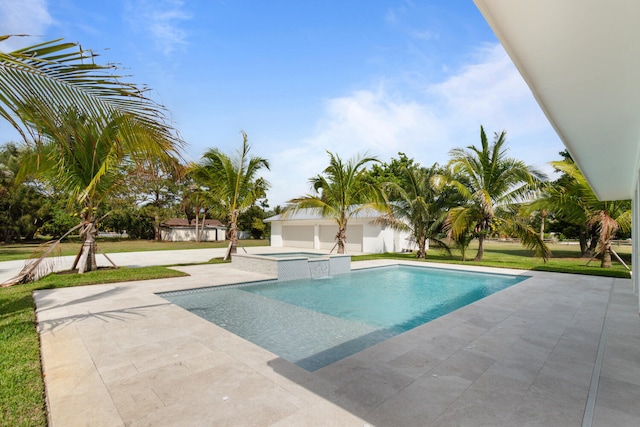 view of swimming pool featuring a pool with connected hot tub, a lawn, and a patio