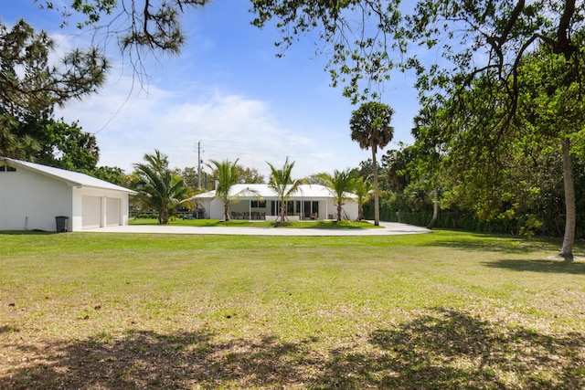 view of yard with driveway