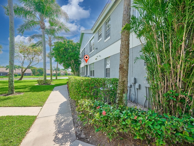 view of property's community featuring a lawn