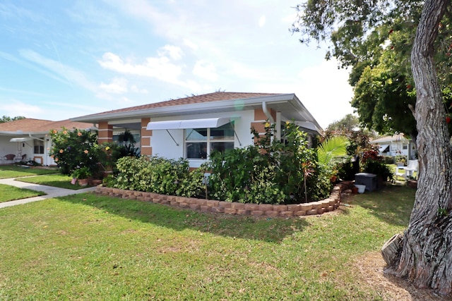 view of front facade with a front lawn and stucco siding