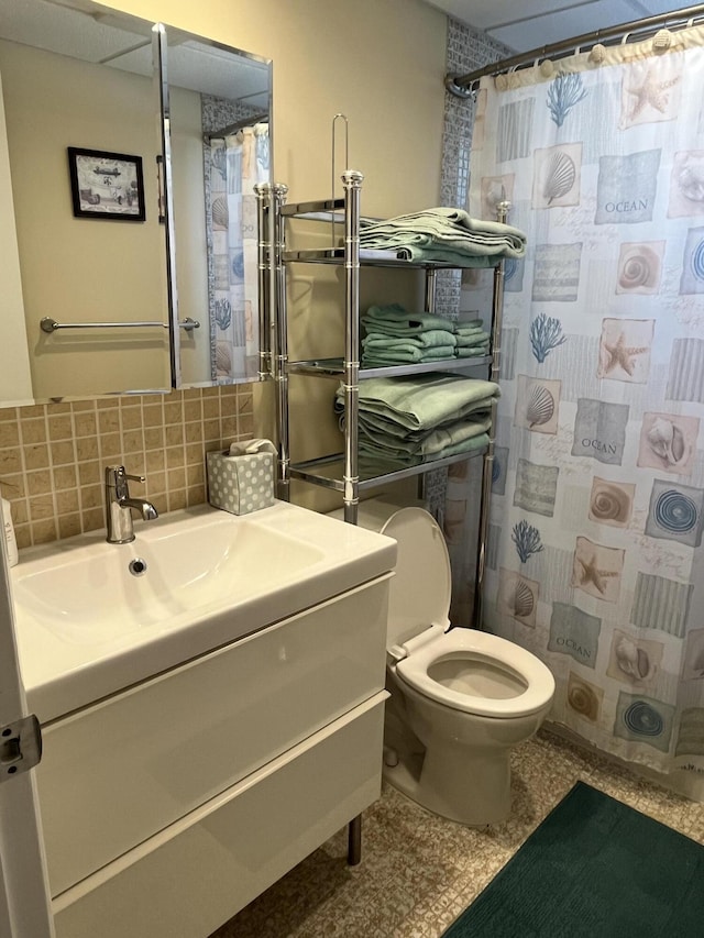 full bath with vanity, curtained shower, backsplash, and toilet