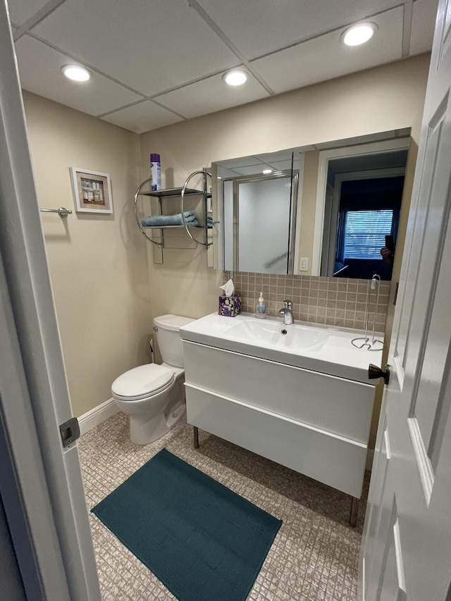 bathroom with toilet, recessed lighting, vanity, baseboards, and backsplash