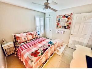 bedroom featuring a ceiling fan