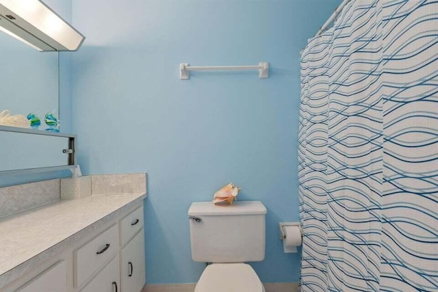 full bathroom with toilet, a shower with curtain, and vanity