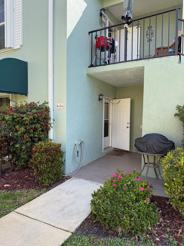 view of exterior entry featuring stucco siding