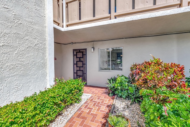 property entrance with stucco siding