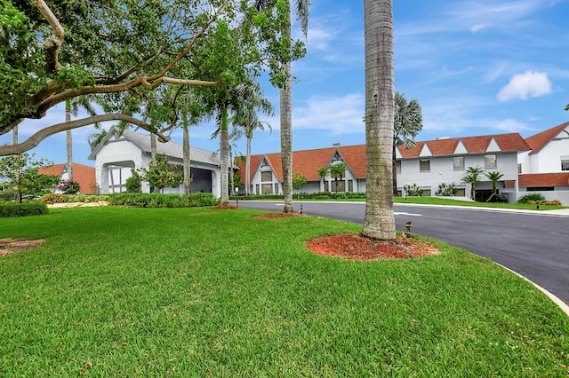 view of front of home featuring a front lawn and asphalt driveway