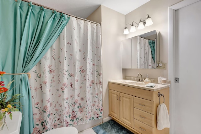 full bath featuring toilet, a shower with curtain, and vanity