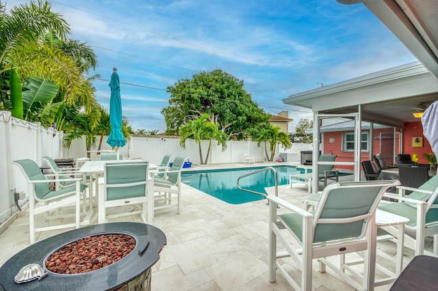 view of swimming pool with a fenced in pool, outdoor dining area, a fenced backyard, and a patio