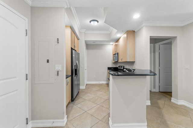 kitchen with stainless steel appliances, ornamental molding, light brown cabinets, a peninsula, and baseboards