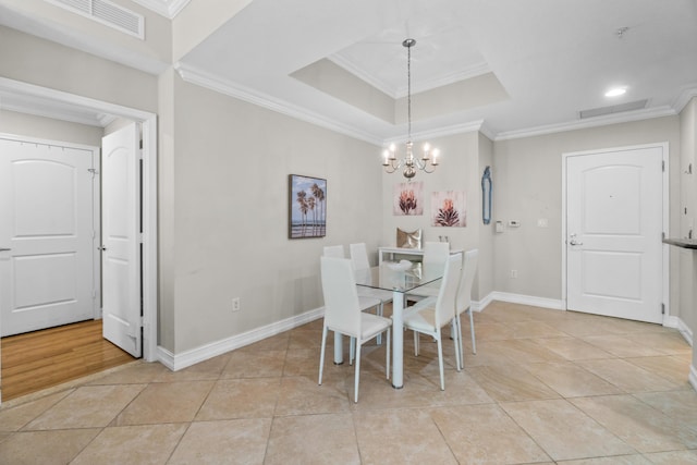 dining area featuring light tile patterned floors, ornamental molding, and baseboards