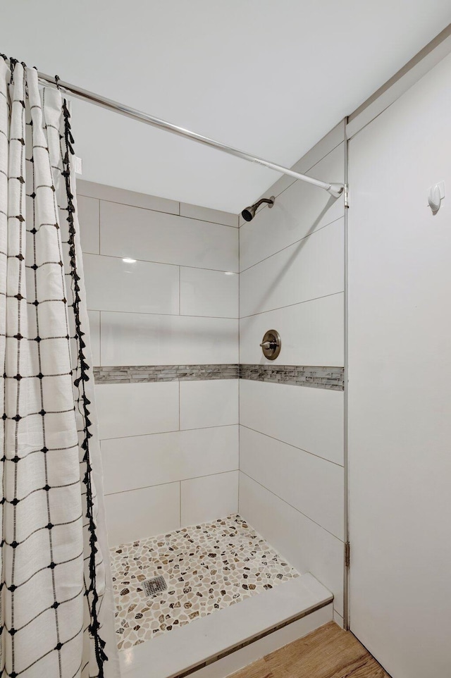 bathroom featuring tiled shower