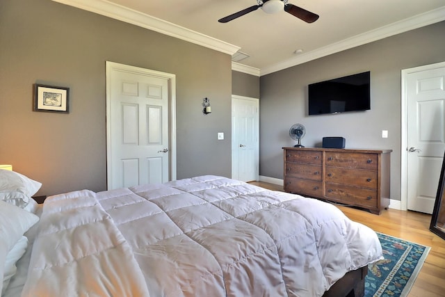 bedroom featuring light wood-style floors, baseboards, ornamental molding, and a ceiling fan