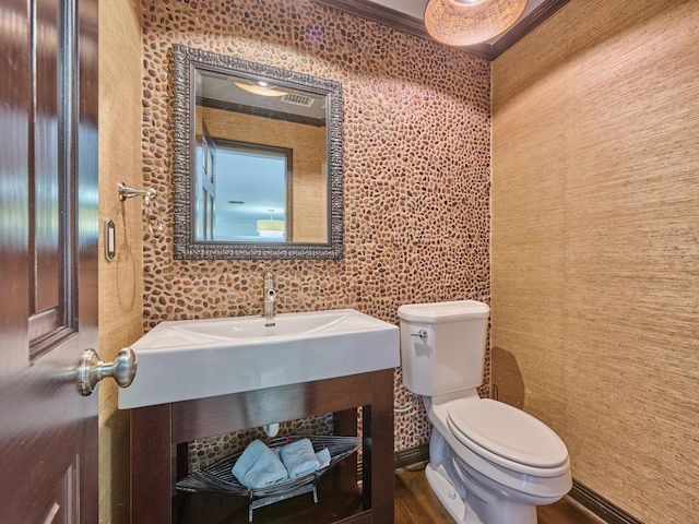 bathroom featuring wood finished floors, toilet, and baseboards