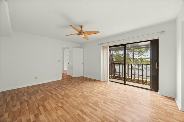 unfurnished room with light wood-type flooring, baseboards, and a ceiling fan