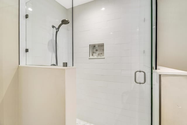 bathroom featuring tiled shower