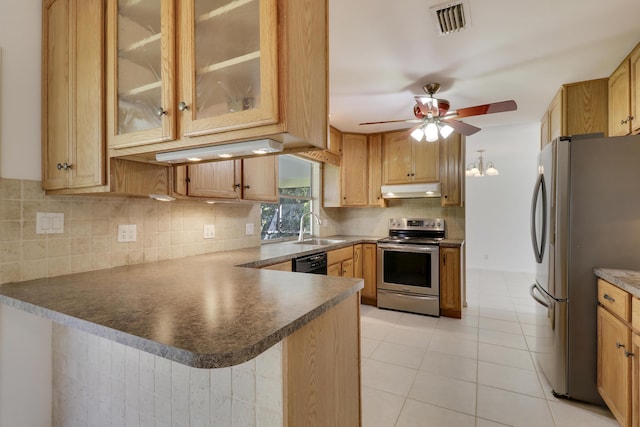 kitchen with visible vents, a peninsula, stainless steel appliances, under cabinet range hood, and a sink