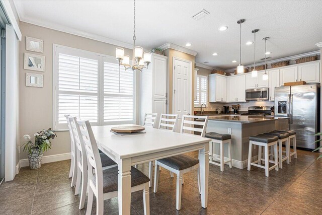 dining space with a notable chandelier, recessed lighting, visible vents, ornamental molding, and baseboards