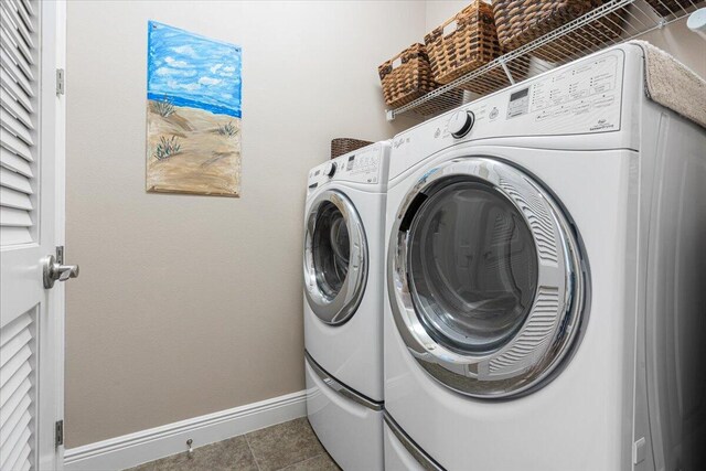 clothes washing area with laundry area, independent washer and dryer, tile patterned floors, and baseboards