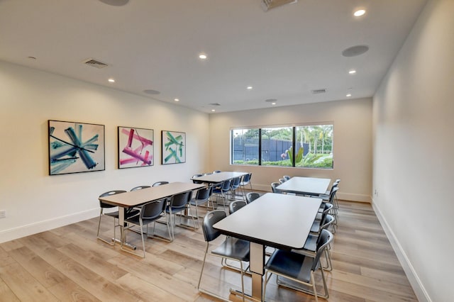 dining area with recessed lighting, light wood-style floors, and baseboards