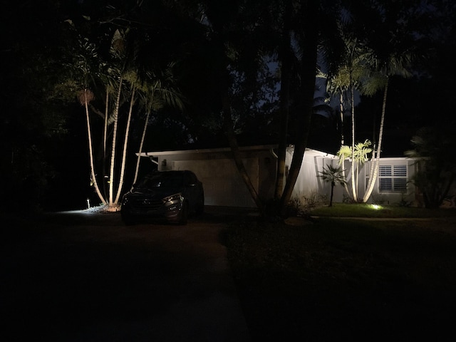 view of front facade featuring an attached carport