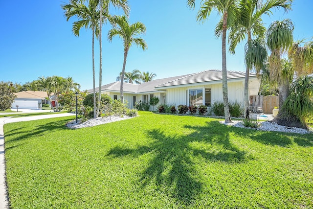 view of front of house featuring a front lawn and fence