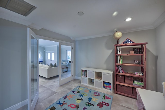 interior space featuring visible vents, baseboards, and ornamental molding