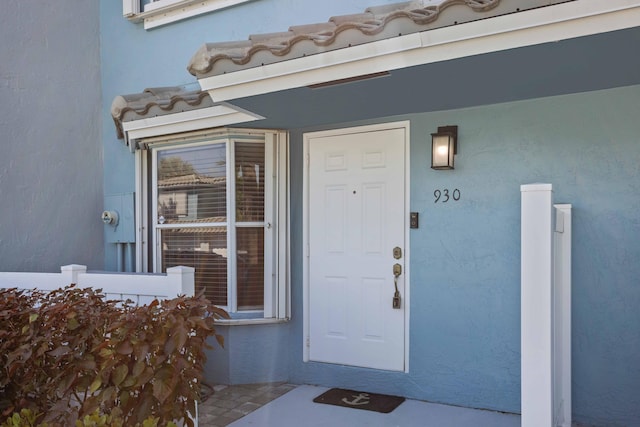 930 Jeffery St, Boca Raton, FL 33487 - entrance to property with a tiled roof and stucco siding