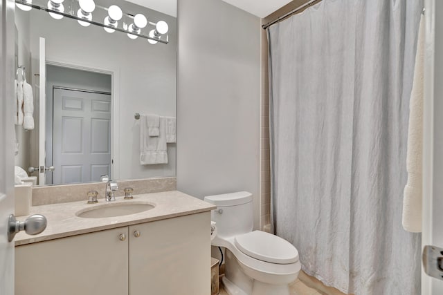 bathroom with curtained shower, toilet, and vanity