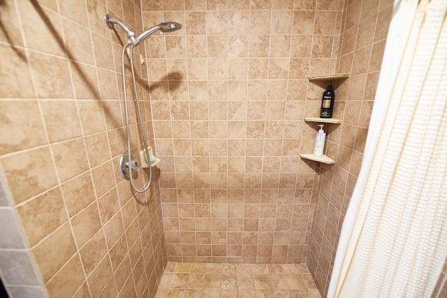 bathroom featuring tiled shower