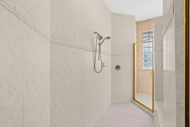 bathroom featuring a tile shower