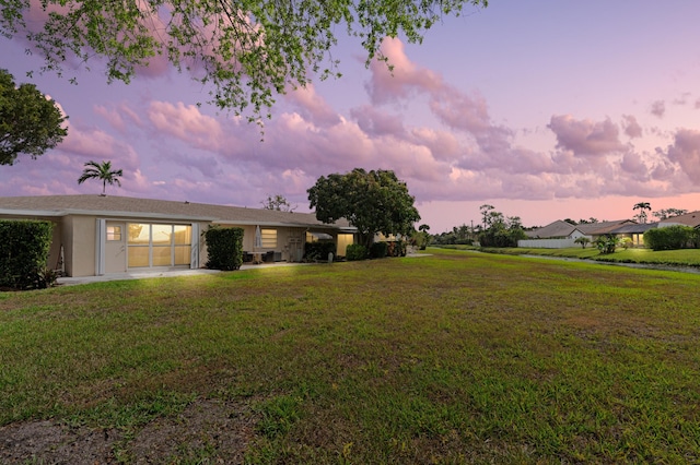 view of yard at dusk