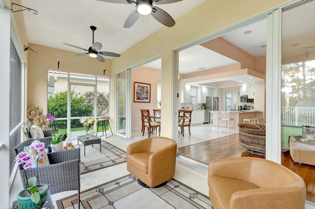 sunroom with ceiling fan