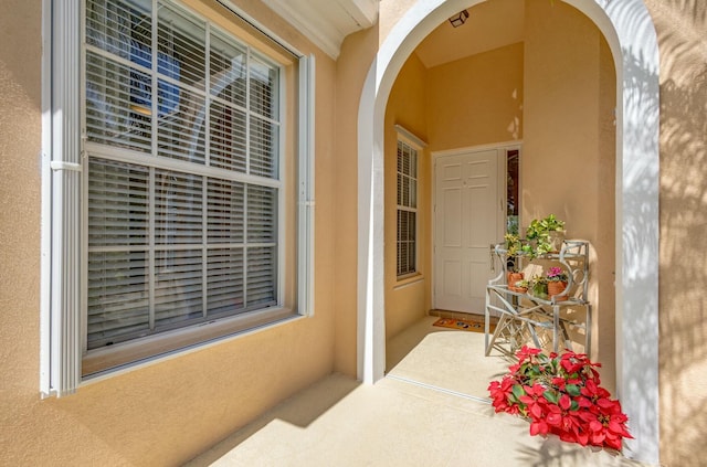 entrance to property with stucco siding