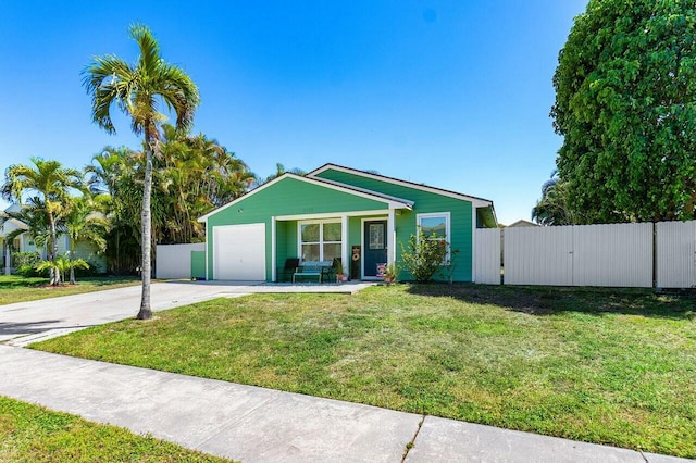 view of front of home featuring a gate, a front lawn, driveway, and fence