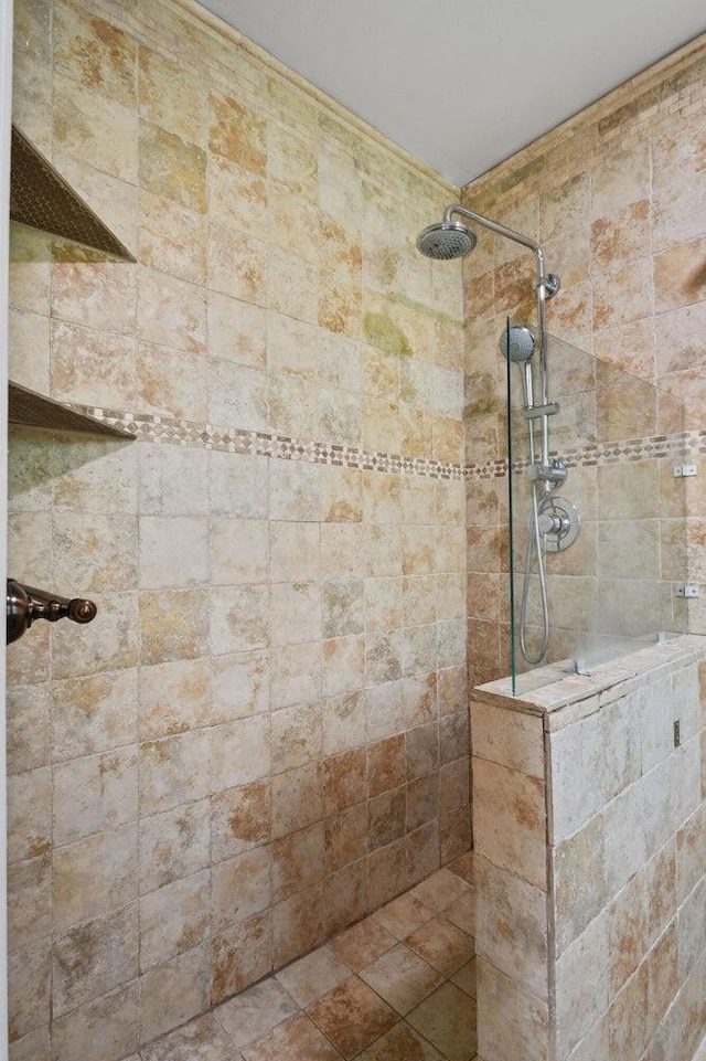 full bathroom featuring tiled shower