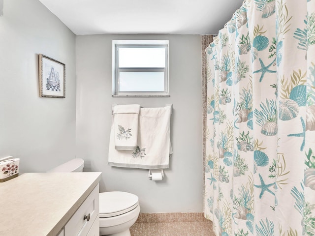 bathroom featuring a shower with curtain, vanity, and toilet