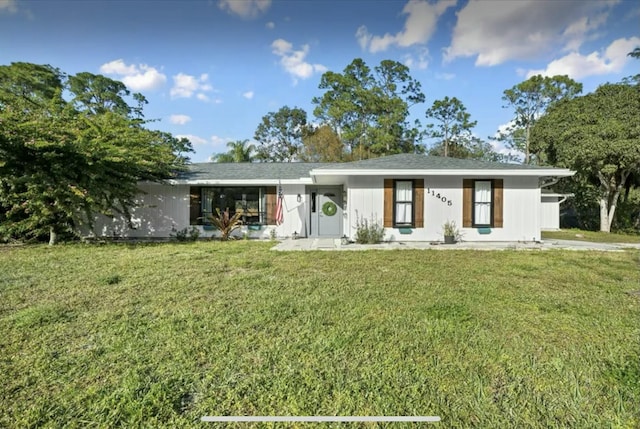 ranch-style house featuring a front lawn