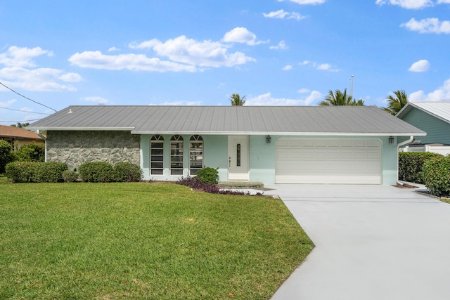 view of front of home featuring stucco siding, an attached garage, concrete driveway, and a front yard