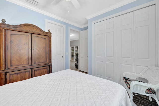 bedroom with crown molding, visible vents, a closet, and ceiling fan