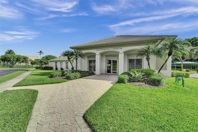 view of property's community featuring a lawn