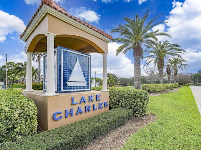 community sign with a lawn