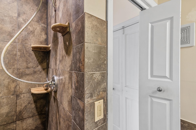 interior details with a tile shower