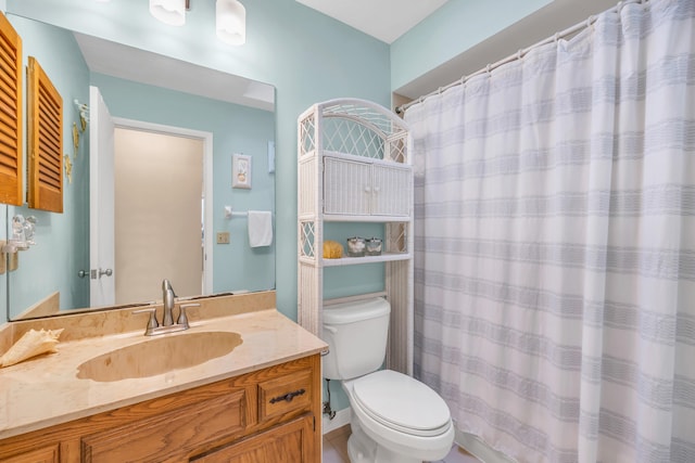 full bathroom featuring vanity, toilet, and a shower with curtain