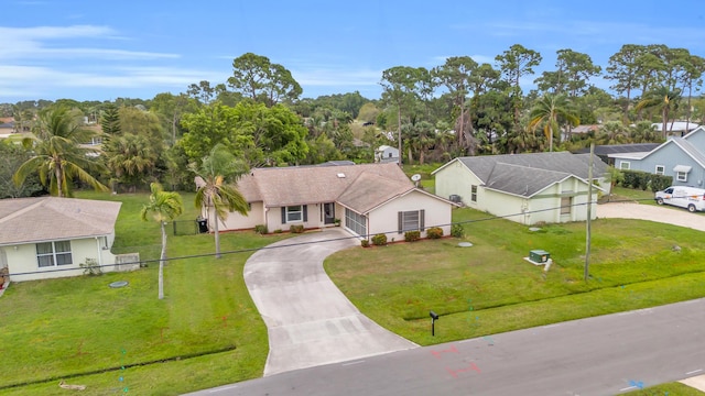 view of front of property featuring driveway, a front lawn, and fence